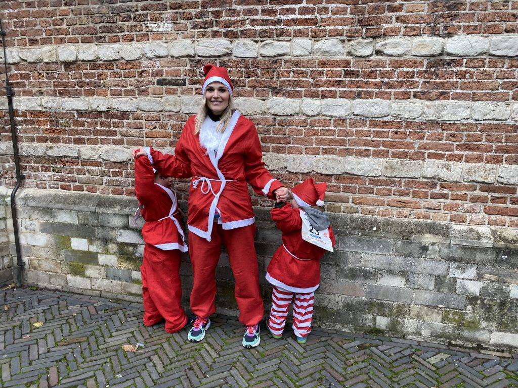 Santa run in kerstmannenpak door centrum van Woerden