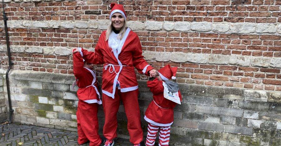 Santa run in kerstmannenpak door centrum van Woerden
