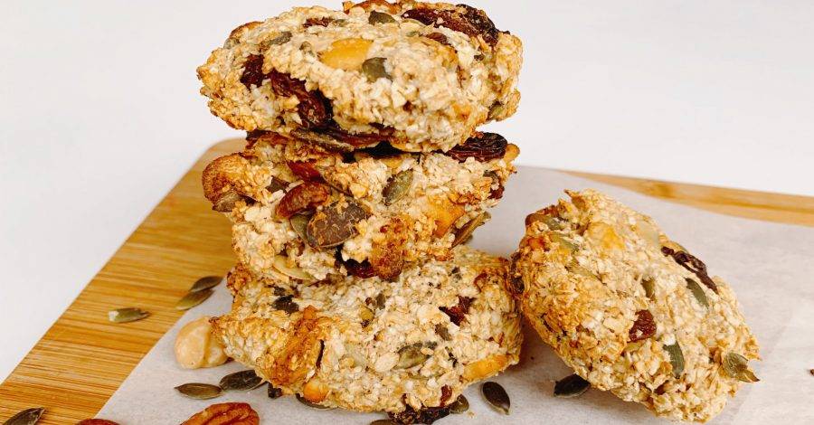 Ontbijt koekjes met havermout noten pompoenpitten rozijnen en appelmoes