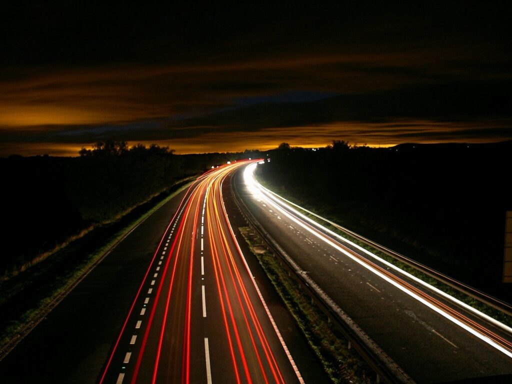 snelweg in het donker
