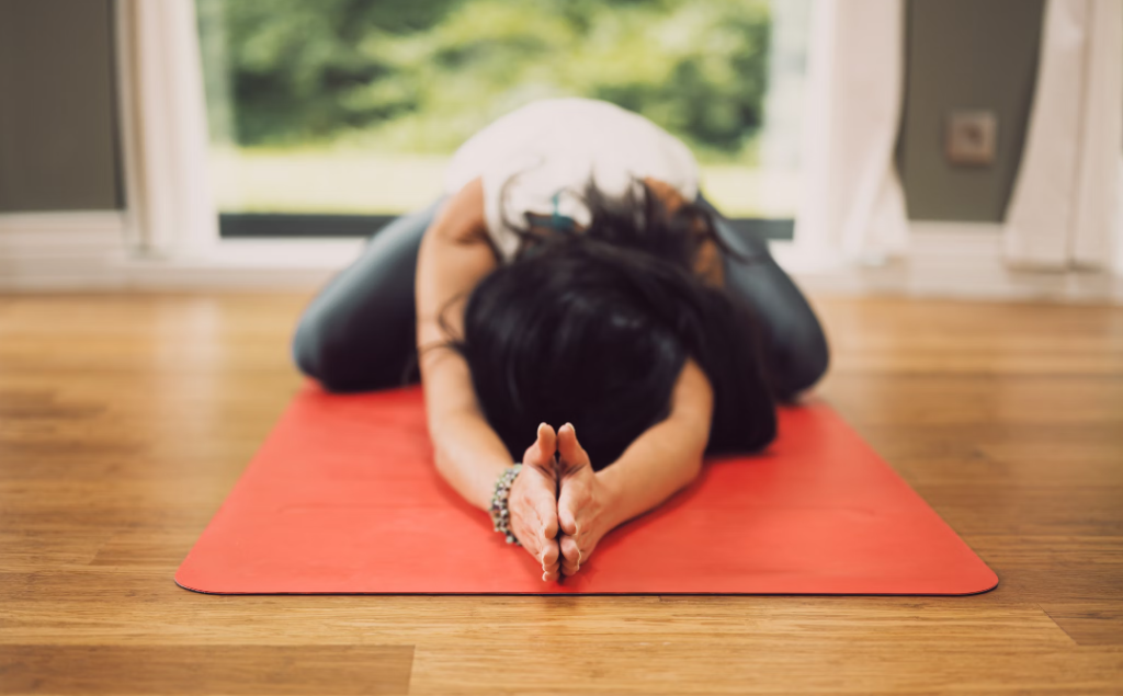 vrouw die yoga doet