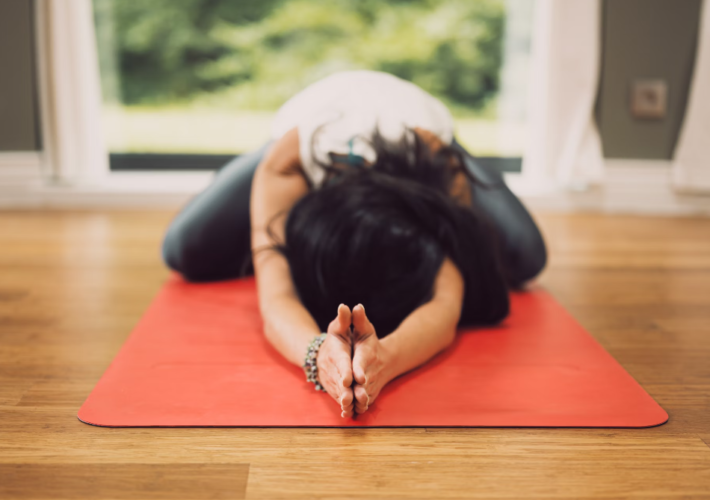 vrouw die yoga doet