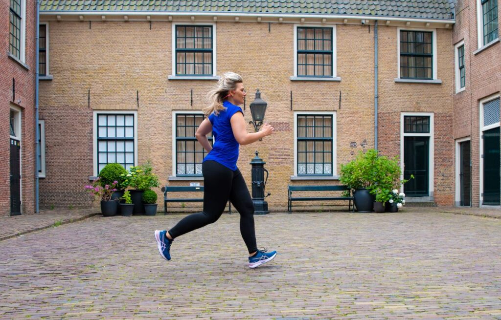 hardlopende vrouw in stad