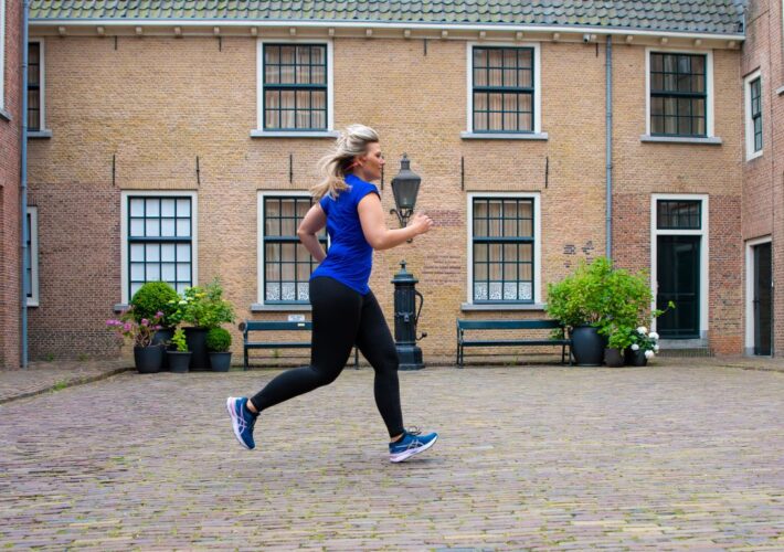 hardlopende vrouw in stad