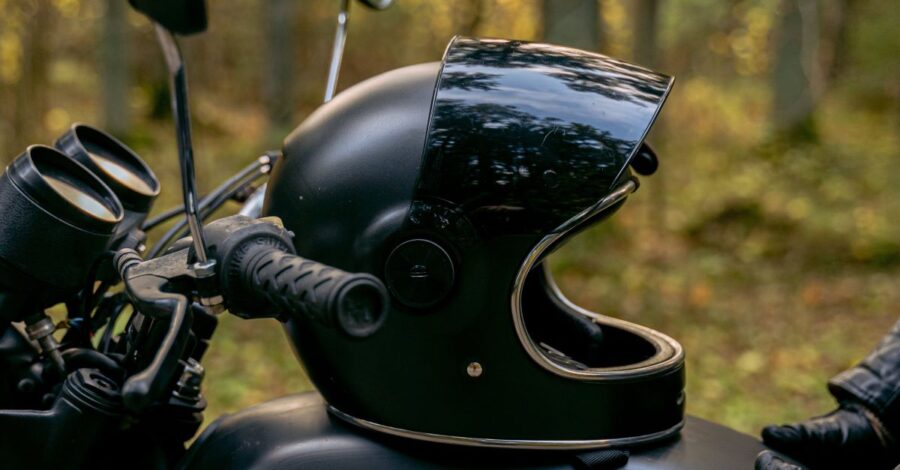 helm op een motor